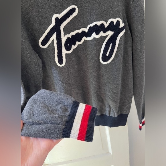 Tommy Hilfiger pullover sweater with large Tommy patch on the front - Picture 2 of 8